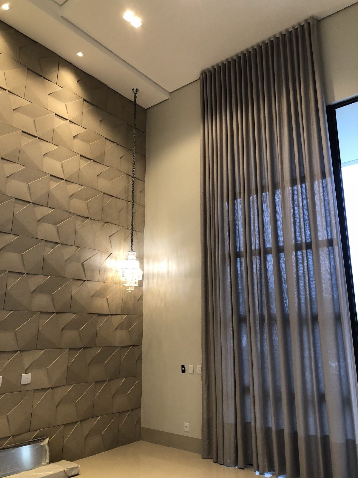 Cortina em linho sob medida em apartamento em Cuiabá