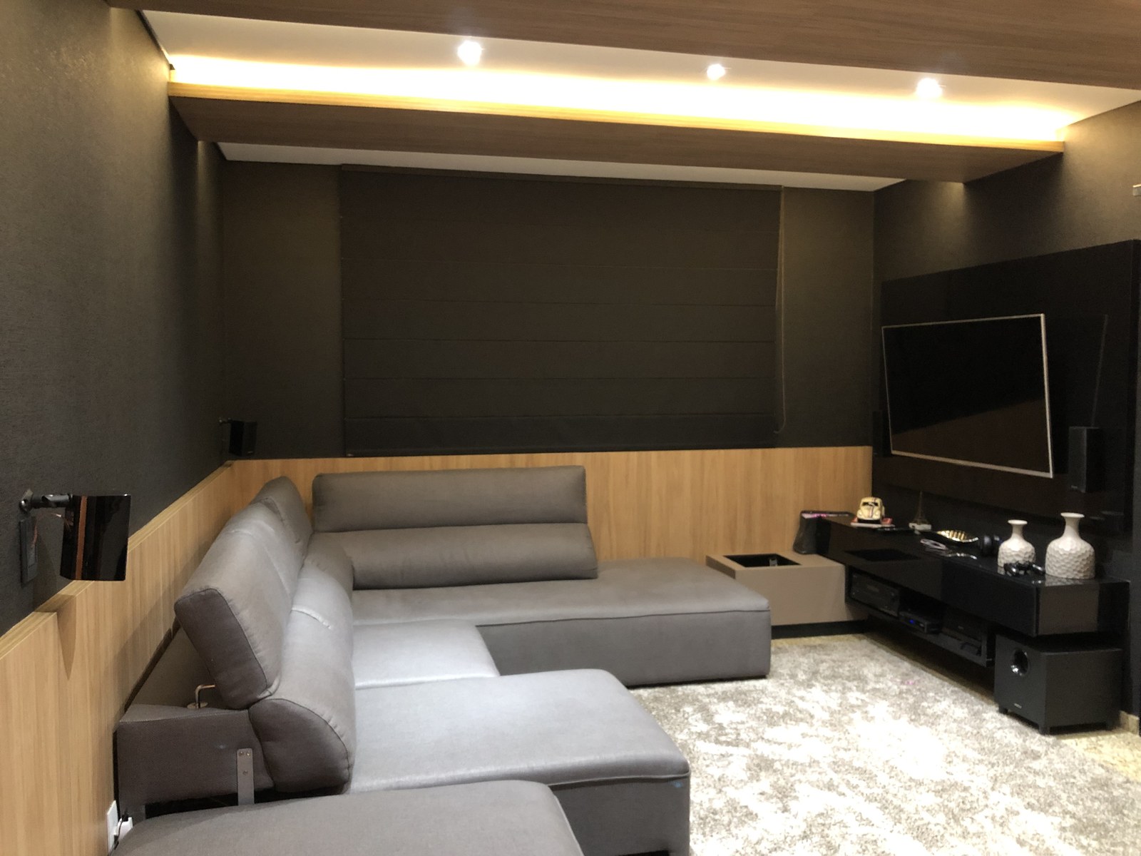 Persiana blackout total em home theater em Cuiabá
