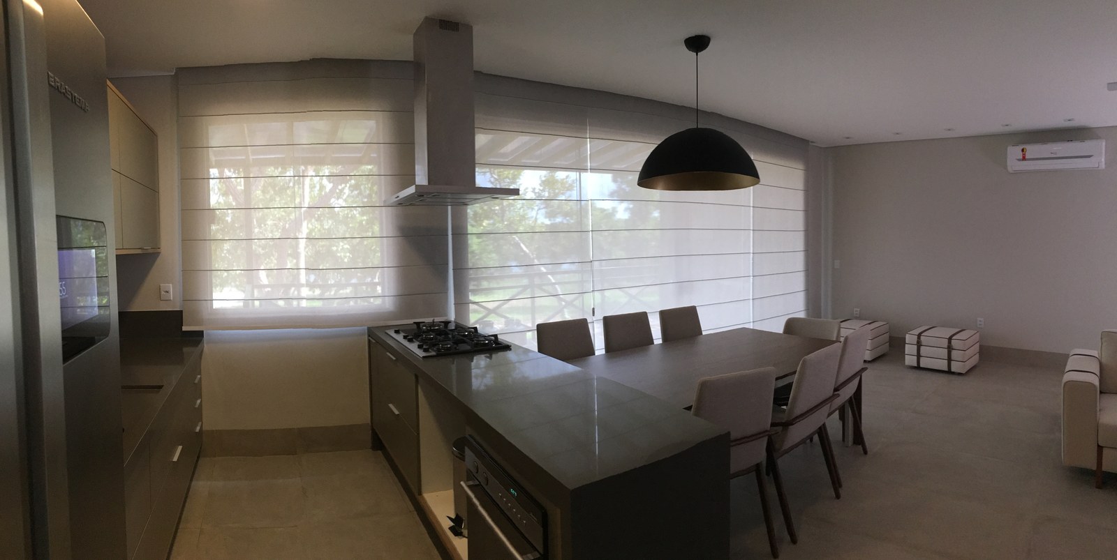 Persiana rolô instalada em cozinha integrada de casa em Cuiabá