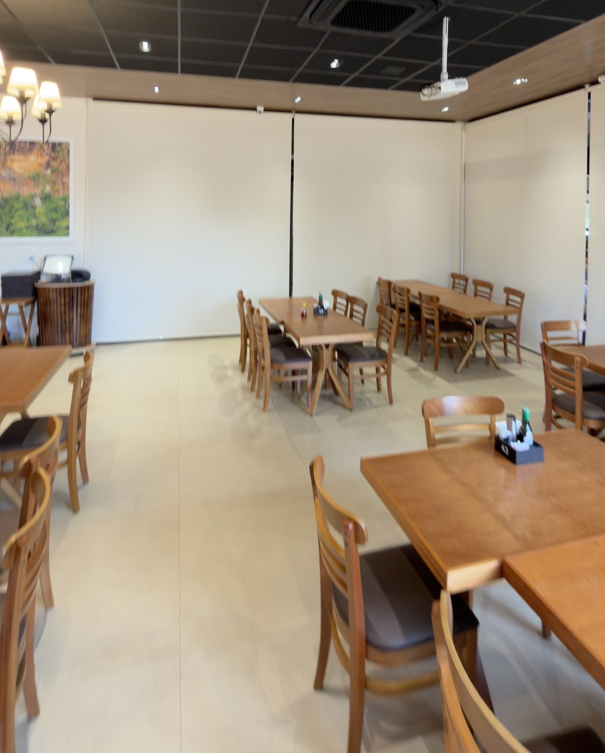 Painel vertical instalado em restaurante de Cuiabá