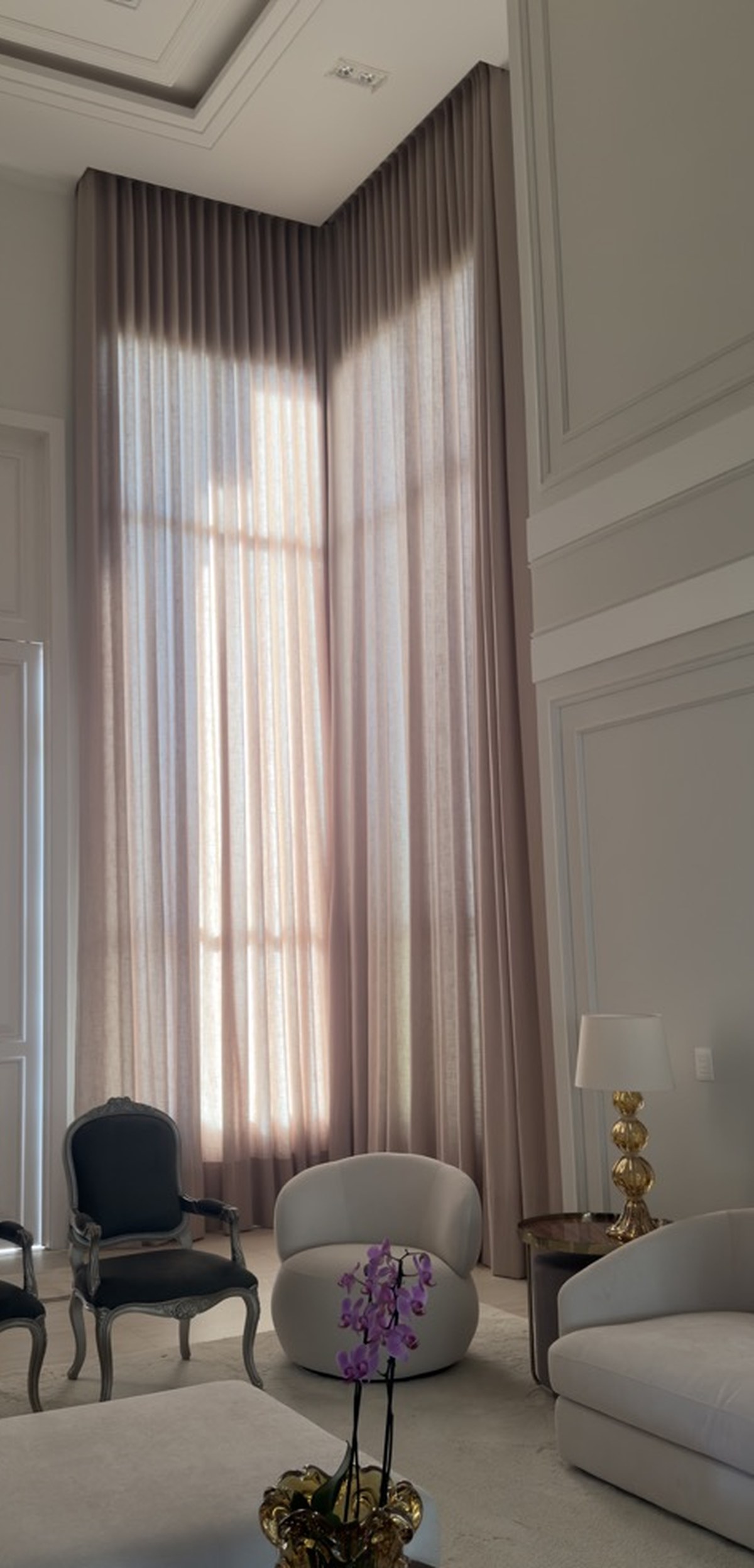 Cortina sob medida de alto padrão instalada pela Nilson Cortinas em Cuiabá