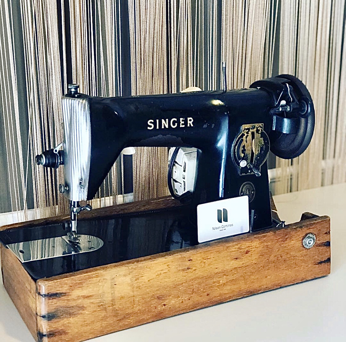 Primeira máquina de costura do Nilson e Dona Terezinha, exposta na loja desde 1990